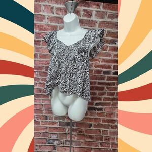 Universal Thread Black White Floral Top XS Ruffle Sleeve V Neck Cotton Relaxed